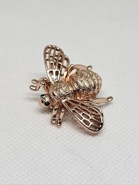 Avon Gold Tone Bee Brooch Green Eyes Insect Pin Vintage Style